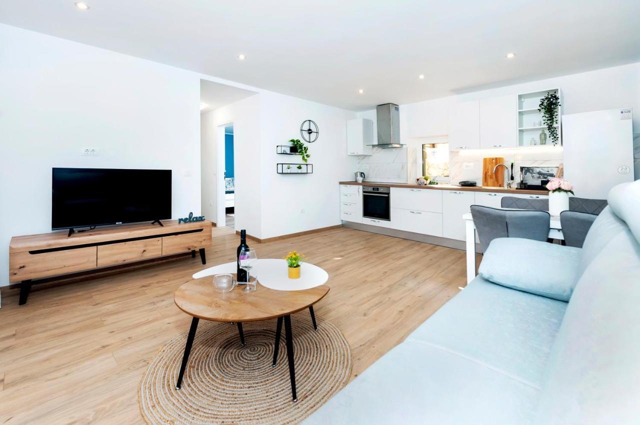 Otto Apartment With Sea View And Parking Ровинь Экстерьер фото