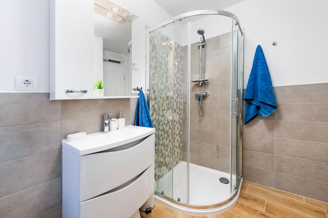 Otto Apartment With Sea View And Parking Ровинь Экстерьер фото